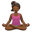 женщина медитирует с средне-тёмным тоном кожи
