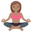 женщина медитирует с средним тоном кожи