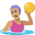 женщина играет в водное поло с средним тоном кожи