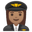женщина-пилот с средним тоном кожи