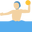мужчина играет в водное поло с средне-белым тоном кожи