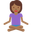 женщина медитирует с средне-тёмным тоном кожи